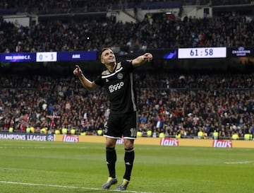 El jugador del Ajax, Dusan Tadic, durante el partido ante el Real Madrid.