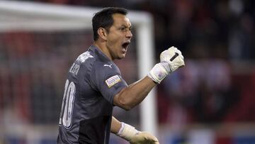 Una soberbia actuación del arquero Rodolfo Cota le permite al Guadalajara aguantar el 0-0 en casa del New York Red Bulls y avanzar por global de 1-0