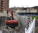 Empieza la demolición de la Tribuna Norte de Ipurua