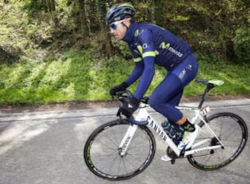 El español Alejandro Valverde del Movistar camino de imponerse en la Flecha Valona en el Muro de Huy