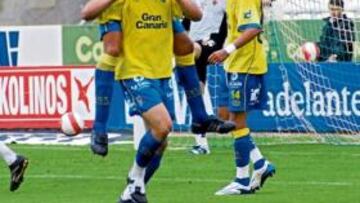 <b>PIÑA VICTORIOSA. </b>Christian, autor del 0-2, celebra su tanto con Cobas.