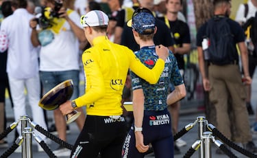 Vingegaard y Pogacar bajan juntos del podio tras la ceremonia de entrega de trofeos. 
 
