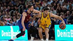 BARCELONA, 11/10/2024.- El base checo del Barcelona Tomas Satoransky defiende al base australiano del Alba Berlín William Mcdowell-White (d) este viernes, durante un partido de la Euroliga de Baloncesto, disputado en el Palau Blaugrana de Barcelona. EFE/ Alejandro García