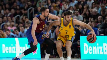 BARCELONA, 11/10/2024.- El base checo del Barcelona Tomas Satoransky defiende al base australiano del Alba Berlín William Mcdowell-White (d) este viernes, durante un partido de la Euroliga de Baloncesto, disputado en el Palau Blaugrana de Barcelona. EFE/ Alejandro García