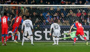 1-2. Tomas Chory marca el primer gol de penalti.