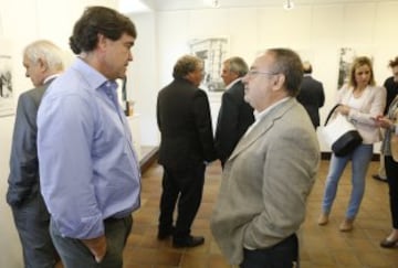 La exposición muestra la vinculación de San Lorenzo de El Escorial con el club rojiblanco a lo largo de la historia. Marcos Alonso y Alfredo Relaño.