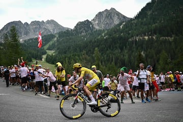 La etapa reina en los Alpes, donde Pogacar lanzó un ataque imparable a falta de cinco kilómetros para la meta, será recordada como uno de los momentos más icónicos de esta edición del Tour.