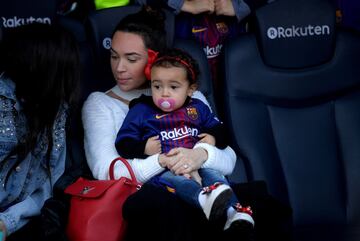 La esposa y la hija de Philippe Coutinho en la presentación del nuevo jugador blaugrana.