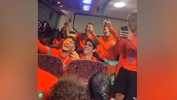 Los jugadores de Marruecos, totalmente desatados: así celebraron el pase en el bus