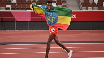 Ethiopia&#039;s Selemon Barega celebrates after winning in the men&#039;s 10000m final during the Tokyo 2020 Olympic Games at the Olympic Stadium in Tokyo on July 30, 2021. (Photo by Ben STANSALL / AFP)