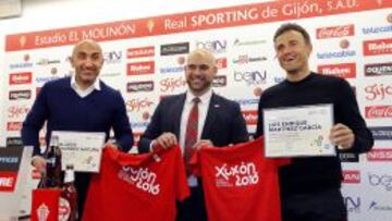 Abelardo y Luis Enrique posan en sala de prensa con las placas de embajadores de Gij&oacute;n Ciudad Europea del Deporte al t&eacute;rmino del partido entre el Sporting de Gij&oacute;n y el F.C. Barcelona en El Molin&oacute;n.