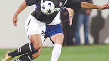 <b>EL '9' QUE VIENE. </b>Carew puede ocupar el sitio de Larsson en enero.