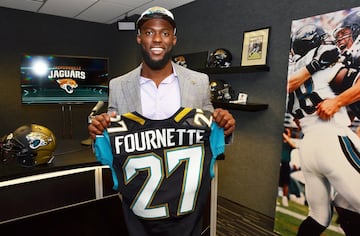 Fournette aún no ha pisado un terreno de juego en la NFL, sin embargo lleva dos años en boca de todos los aficioandos. La expectación es máxima con él. Lo tiene todo para ser un mega crack.