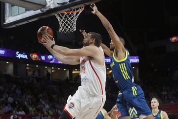 El pívot de la selección española, Marc Gasol, entra a canasta ante Anthony Randolph, de Eslovenia, durante el partido de semifinal del Eurobasket 2017 