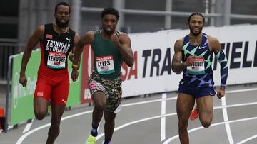 Noah Lyles compite ante Deon Lendore y Jaron Flourneyen la final de 200 metros del New Balance Indoor Grand Prix en el Ocean Breeze Athletic Complex de Nueva York.