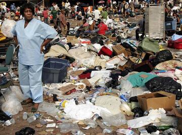 El interior de Superdome durante el Huracán Katrina.