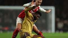 Lerma asiste, marca penal, pero queda fuera de la Carabao ante Arsenal