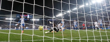 Y llegó la reacción del Real Madrid. Tremenda la internada en el área de Vinicius, dejando en el suelo a Jonny. Después, se sacó una magistral asistencia para regalarle el 1-2 a Rodrygo, que vuelve a ver portería por segundo partido