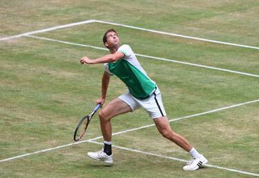 Roger Federer strolls into Halle semis for the 13th time