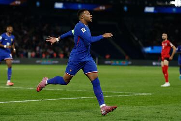 Mbappé celebra con rabia y orgullo, cerrando la primera parte con una obra de arte.