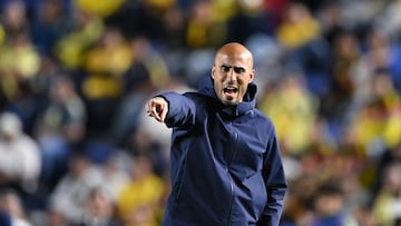 Tigres' Argentine head coach Guido Pizarro gestures during the Liga MX Clausura tournament football match between America and Tigres at the Ciudad de los Deportes Stadium in Mexico City on February 28, 2026. (Photo by Yuri CORTEZ / AFP)
