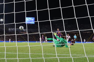 1-1. Gran carrera de Nuno Mendes que mete un balón por dentro para Senny Mayulu que, en el mano a mano, supera a Wojciech Szczesny.
