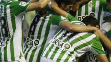 <b>PRIMER GOL CON EL BETIS. </b>Paulao, que hace unos días dijo a AS que estaba fastidiado por no marcar, logró de cabeza su primer tanto como verdiblanco y fue felicitado así.
