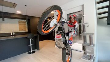 Toni Bou con la moto de trial en su casa.