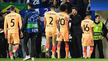 Los jugadores del Atl¨¦tico, a su retirada a vestuarios al perder ante el Oporto.
