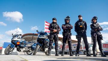 Agentes de Policía Nacional en la previa del último derbi en el Estadio Riyadh Air Metropolitano.