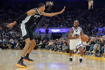 Comparación de Chris Paul (1,83 m) al lado del jugador francés durante el juego de pretemporada entre los San Antonio Spurs y los Golden State Warriors el 20 de octubre de 2023.