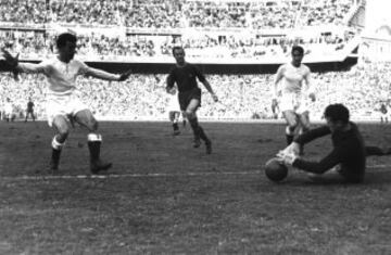 César Rodríguez, completó buena parte de su carrera en el Barcelona (1942-1955) y también jugó en el Sabadell, Granada, Cultural Leonesa y Elche, ocupa la SEGUNDA posición con 524 puntos