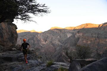 Con una distancia de unos 172 km y un desnivel positivo de unos 10.000 metros, se la considera la carrera a pie de Trail running más prestigiosa del mundo.