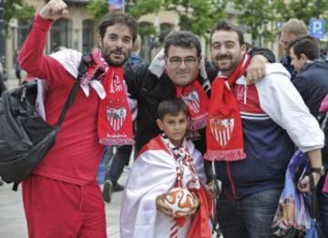 Miles de seguidores del Sevilla han llenado de colorido las calles de la capital polaca a la espera del partido.
