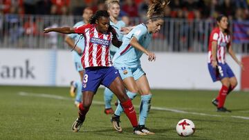 Ludmila y Vicky Losada pelean por el esférico.