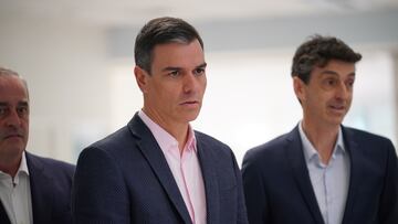 El presidente del Gobierno, Pedro S¨¢nchez (i), visita la empresa vasca Aernnova Aerospace, en el Parque Tecnol¨®gico de ?lava, a 15 de mayo de 2023, Mi?ano, Vitoria, ?lava, Pa¨ªs Vasco (Espa?a). Aernnova Aerospace S.A. es una multinacional aeron¨¢utica espa?ola con sede en Vitoria que cuenta con 10 plantas repartidas por la geograf¨ªa espa?ola y m¨¢s de 5.000 empleados en todo el mundo. Pertenece al grupo KCE (Kaizaharra Corporaci¨®n Empresarial), y est¨¢ especializada en el dise?o y fabricaci¨®n de aeroestructuras y componentes para la navegaci¨®n a¨¦rea
15 MAYO 2023;EUSKADI;POL?TICA;TECNOLOG?A;AEROESPACIAL;
I?aki Berasaluce / Europa Press
15/05/2023