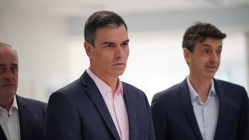 El presidente del Gobierno, Pedro Sánchez (i), visita la empresa vasca Aernnova Aerospace, en el Parque Tecnológico de Álava, a 15 de mayo de 2023, Miñano, Vitoria, Álava, País Vasco (España). Aernnova Aerospace S.A. es una multinacional aeronáutica española con sede en Vitoria que cuenta con 10 plantas repartidas por la geografía española y  más de 5.000 empleados  en todo el mundo.  Pertenece al grupo KCE (Kaizaharra Corporación Empresarial), y está especializada en el diseño y fabricación de aeroestructuras y componentes para la navegación aérea
15 MAYO 2023;EUSKADI;POLÍTICA;TECNOLOGÍA;AEROESPACIAL;
Iñaki Berasaluce / Europa Press
15/05/2023