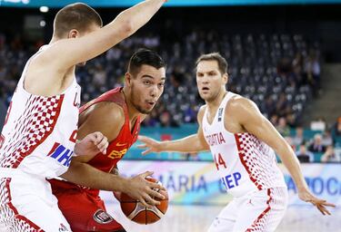 El pvot espa?ol, Willy Hernangmez trata de anotar ante  Ivan Buva y Bojan Bogdanovic.