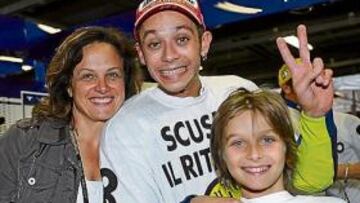 <b>EN FAMILIA. </b>Valentino Rossi junto a su madre Stefania y su hermanastro Luca tras ganar su octavo título de campeón del mundo.