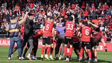 Los jugadores del Mirandés celebran la victoria ante el Castellón.