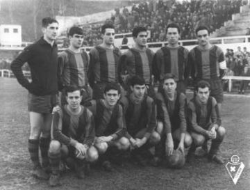 José Eulogio Gárate (third from the left on bottom row) played with Eibar from 1961-1965.