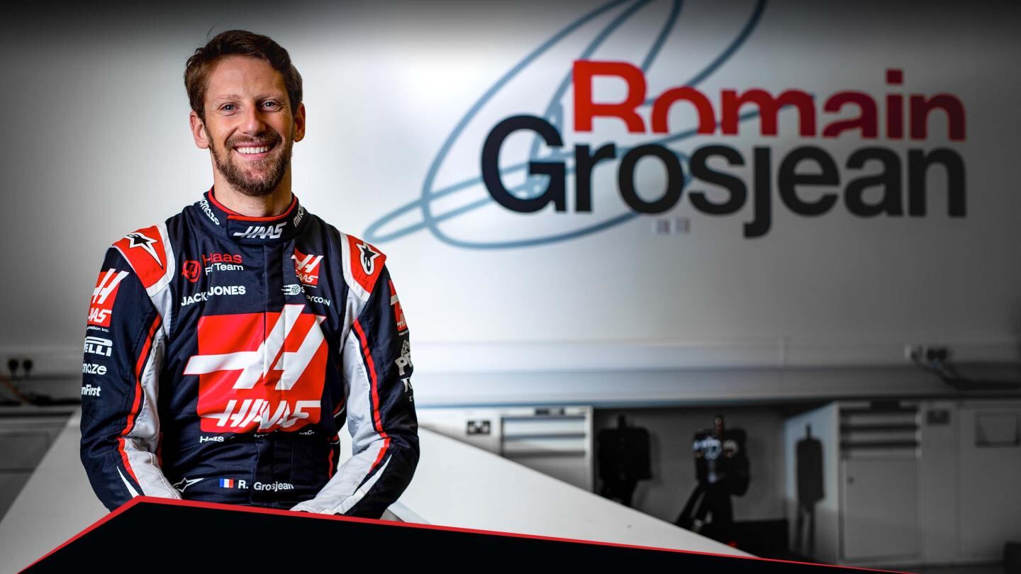 Romain Grosjean vestido con los colores de Haas