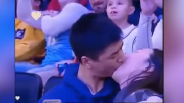 La mejor Kiss Cam y ellos ni se enteraron: El niño está atónito