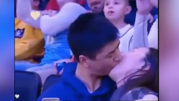 Sin darse cuenta protagonizaron la mejor Kiss Cam del año nuevo