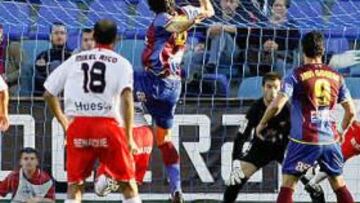 <b>TARDE DE PORTEROS. </b>Neru fusila a Manolo Reina tras una gran parada del portero levantinista a un cabezazo del propio lateral.