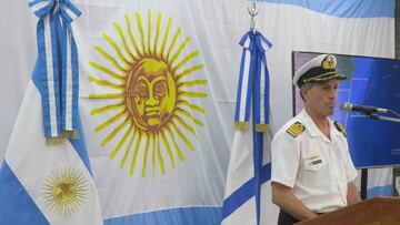 El portavoz de la Armada Argentina, Enrique Balbi, ofrece una rueda de prensa sobre la búsqueda del submarino.
