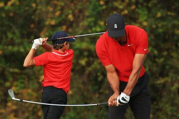 Charlie y Tiger Woods practican antes de empezar a jugar.