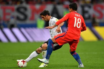 Germany's midfielder Lars Stindl (L) vies with Chile's defender Gonzalo Jara  during the 2017 Confederations Cup group B football match between Germany and Chile at the Kazan Arena Stadium in Kazan on June 22, 2017. / AFP PHOTO / Yuri CORTEZ
