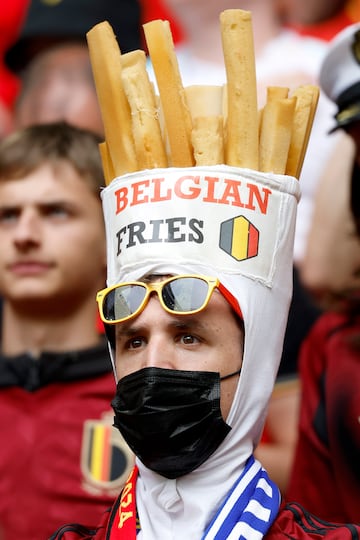 Curioso disfraz de un aficionado belga durante el duelo de su selección frente a Francia en los octavos de final.