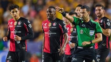 César Ramos señala penalti en favor del Atlas durante la semifinal de vuelta en contra de Tigres.